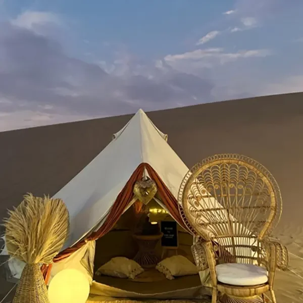 Carpa y sillón decorativos