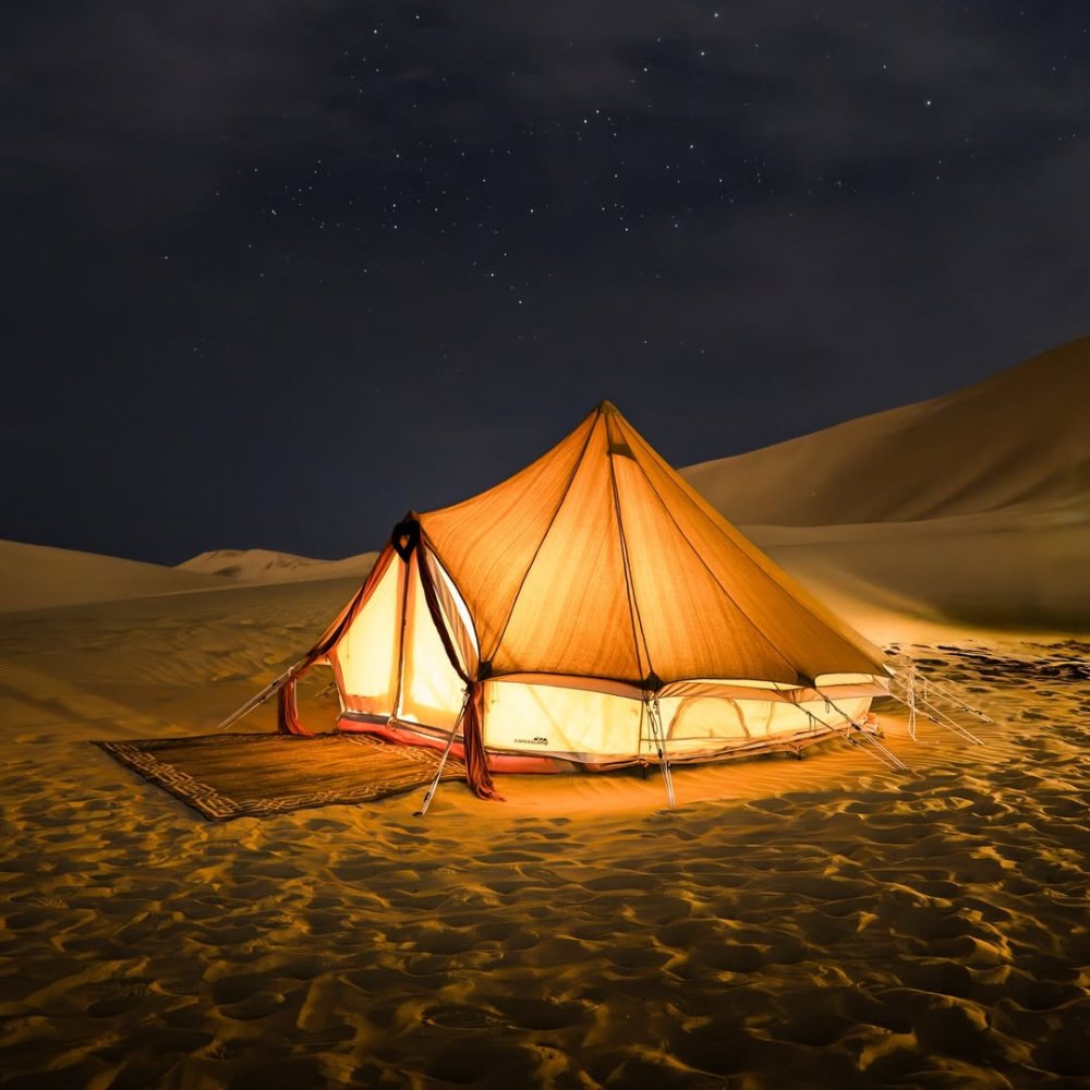 Una noche bajo las estrellas, en carpas de lujo donde la privacidad y el confort se encuentran en medio del desierto.